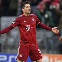 Levandovskis 12 minūšu laikā nokārto 'hat-trick' un ieved 'Bayern' nākamajā kārtā