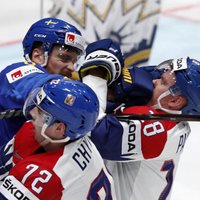 Čehija aizraujošā spēlē apspēlē pašreizējos čempionus Zviedriju