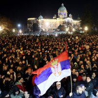 Serbijā protestē pret vēlēšanu rezultātiem; policija izklīdina ar asaru gāzi