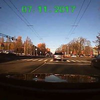 Video: Automašīna ignorē sarkano gaismu krustojumā pie skolas Iļģuciemā