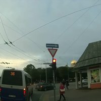 Video: Kā autovadītāji Rīgā bezkaislīgi šķērso ielas pie sarkanās gaismas