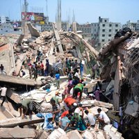 Bangladešas sagruvušās ēkas upuru skaits pārsniedzis 1000
