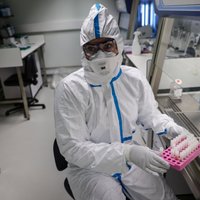 Медики выяснили, как долго коронавирус "живет" на различных предметах