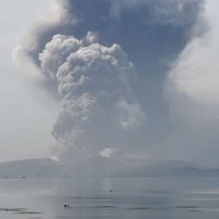 ФОТО: Вулкан Тааль на Филиппинах выпустил столб пепла высотой 1 км