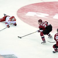 Foto: Latvijas izlase mērojas spēkiem ar Krievijas hokejistiem