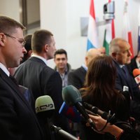 Vēl viens nopietns Dombrovska konkurents izstājas no 'cīņas' par EK prezidenta krēslu