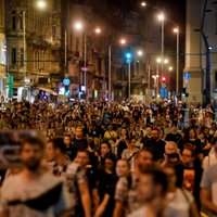 Protestētāji bloķē tiltu Budapeštā, iestājoties pret Orbāna plānoto nodokļu paaugstināšanu