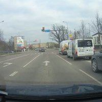 Jelgavā autovadītājs vēsā mierā šķērso krustojumu pie sarkanās gaismas