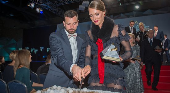 Foto: Ikauniece-Admidiņa pikantā kleitā un citi atlēti 'Latvijas Gada balvā sportā 2015'