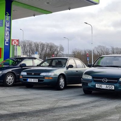 Kurš no 1000 eiro vērtiem auto patērē mazāk degvielas? Dodamies 400 km pārbraucienā