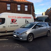 Foto: Rīgā avarē trolejbuss un divas vieglās automašīnas