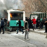 Turcijā autobusa sprādzienā bojā gājuši 13 karavīri