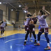 Foto: Latvijas basketbolistes uzsāk gatavošanos izšķirošajai EČ kvalifikācijas spēlei