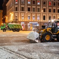 Rīgā sasnidzis šomēnes otrs lielākais sniega apjoms, satiksme apgrūtināta