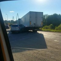 Ludzā kravas auto iebrauc policijas netrafaretajā automašīnā