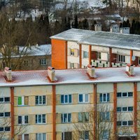 Betona dakstiņu jumtu var atļauties pat visvienkāršākā padomju laiku daudzdzīvokļu māja