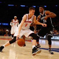 Porziņģa desmitais 'double-double' sekmē 'Knicks' uzvaru Ņujorkas derbijā