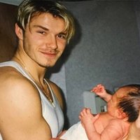 Bekhemu pāris publisko sirsnīgu foto ar tikko dzimušo dēlu