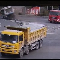 Video: Ķīnā nofilmēta iespaidīga autobusa un kravas auto avārija
