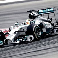 Hamiltons Malaizijas lietū izcīna 'pole position'