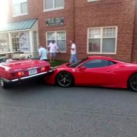 Video: Sieviete savu 'Mercedes' novieto stāvēšanai uz 'Ferrari'