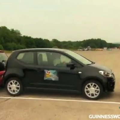 Video: jauns auto paralēlās parkošanās rekords