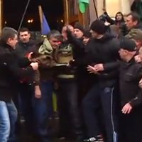 Video: Harkovā no administrācijas ēkas izved Maidana atbalstītājus