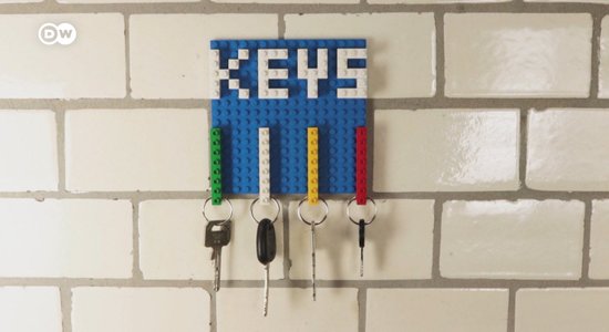 Своими руками: как сделать вешалку для ключей из Лего