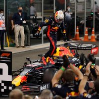 F-1 sezonas noslēgums: Verstapenam uzvara, 'McLaren' izrauj trešo vietu Konstruktoru kausā