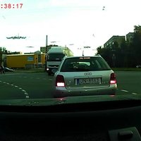 Video: 'BMW' Rīgā gandrīz notriec gājēju