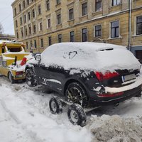 Foto: Policija Rīgā evakuē automobiļus, kas traucē sniega izvešanai
