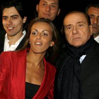Берлускони объявил о помолвке с 27-летней экс-королевой красоты