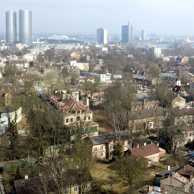 Arī Ventspils ielā Rīgā atklāj bīstamu ēku un aicina iedzīvotājus to pamest