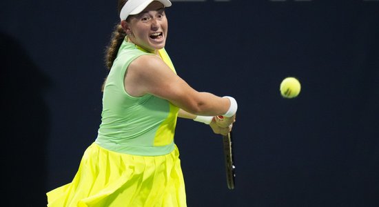 Ostapenko ne bez grūtībām Dubaijā pieveic ranga otrā simta tenisisti