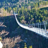 Austrijas trošu tilts gājējiem, kas savieno divas pilis