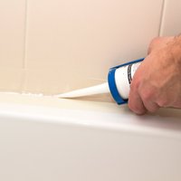 Kā pareizi ieklāt silikona šuvi dušas kabīnē vai vannā