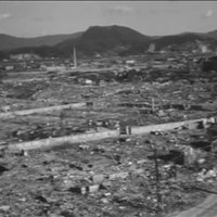 Unikāls video: Padomju karavīri atombumbu sprādzienu saplosītajās Hirosimā un Nagasaki