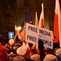 Polijā un Ungārijā sabrūk demokrātija, brīdina 'Freedom House'