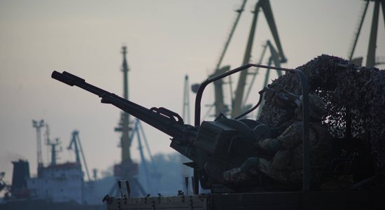 Okupanti devuši raķešu triecienu Odesas ostas infrastruktūrai