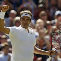 Federers fantastiski atspēlējas un labo kārtējos tenisa rekordus