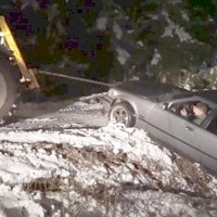 Video: Kad BMW vilkšana no grāvja ar traktoru noiet greizi