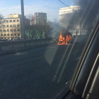 Video: Uz Vanšu tilta ar atklātu liesmu sadeg auto