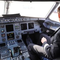 'airBaltic' un 'Wizz Air' ievieš jaunas prasības - pilota kabīnē visu laiku jāatrodas diviem cilvēkiem