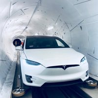 Илон Маск открыл в США первый подземный скоростной тоннель: по тоннелю проехала Tesla Model X (ВИДЕО)