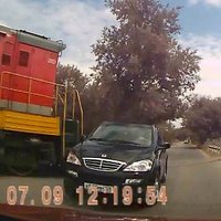 Video: Krievijā džips par mata tiesu izvairās no sadursmes ar vilcienu