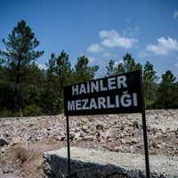 Bojā gājušajiem pučistiem Turcijā izveidota 'nodevēju kapsēta'