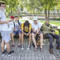Foto: Kā jaunieši Bastejkalnā pokemonus tvarsta