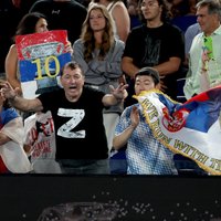 Video: serbu un krievu fani 'Australian Open' pielūdz diktatoru Putinu