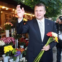 Šlesers Latvijā dzird kapu zvanus un domā atgriezties politikā