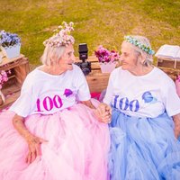 Бразильский фотограф запечатлела чудесный юбилей 100-летних близнецов